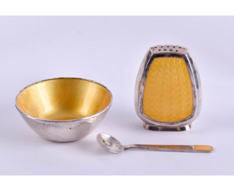   Menage A.Michelsen Copenhagen  Salzstreuer (H: 5 cm) und Senfschälchen (H: 2,5 cm, Ø 5 cm) mit Löffel, verziert mit gelber 