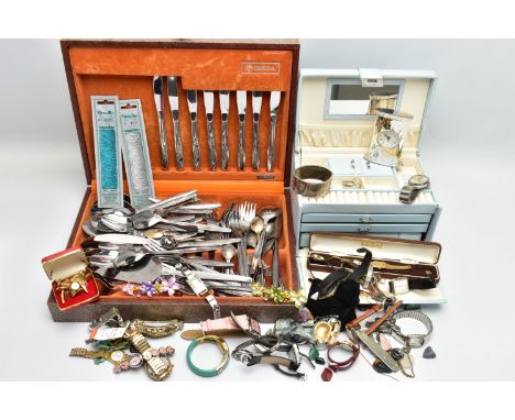 A BOX OF ASSORTED ITEMS, to include a white metal hinged bangle, stamped silver, approximate gross weight 26.5 grams, an asso