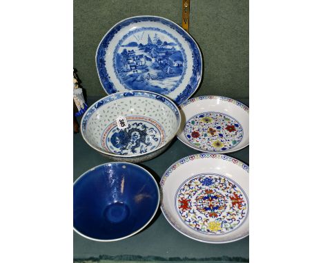 AN EARLY 19TH CENTURY CHINESE EXPORT BLUE AND WHITE PORCELAIN SHALLOW DISH AND FOUR PIECES OF 20TH / 21ST CENTURY  PORCELAIN,