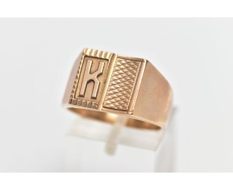 A 9CT YELLOW GOLD SIGNET RING, designed as an engine turned panel with the letter 'K', to the plain polished sides, hallmarke