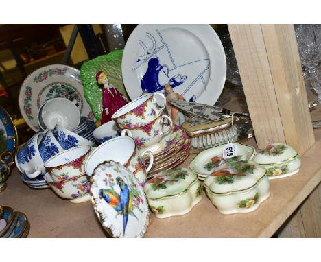 A SMALL COLLECTION OF CERAMICS, comprising Royal Worcester Palissy 'Royale Collection' three pill pots, two trinket dishes de