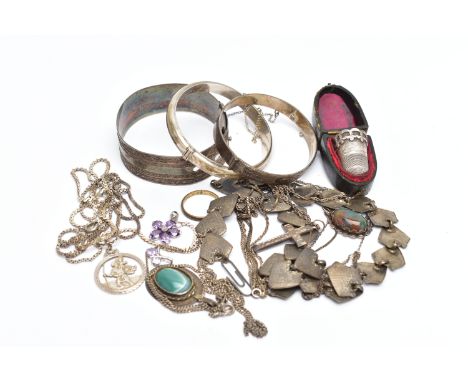 AN ASSORTMENT OF SILVER AND WHITE METAL JEWELLERY, to include a hinged silver domed bangle, engraved with foliage detailing, 