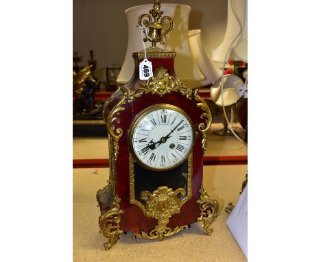 AN EARLY 20TH CENTURY FRENCH GILT METAL AND SIMULATED RED TORTOISESHELL MANTEL CLOCK, enamel dial with Roman and Arabic numer