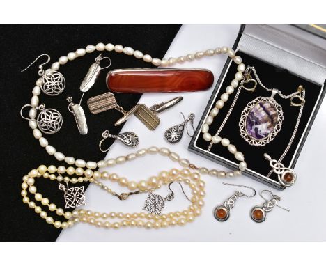 AN ASSORTMENT OF WHITE METAL AND CULTURED PEARL JEWELLERY, to include a carnelian bar brooch in a white metal mount, fitted w