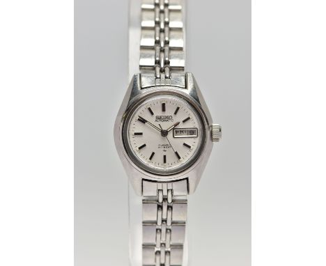 A LADIES 'SEIKO AUTOMATIC' WRISTWATCH, round silver dial signed 'Seiko automatic', day/date window at the three o'clock posit