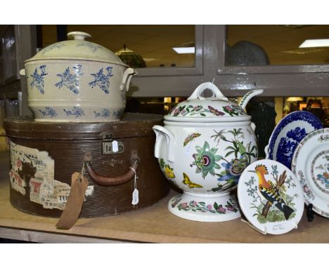 A VINTAGE HAT BOX AND A GROUP OF CERAMICS, to include a vintage cardboard hat box with handle, floral paper lined interior an