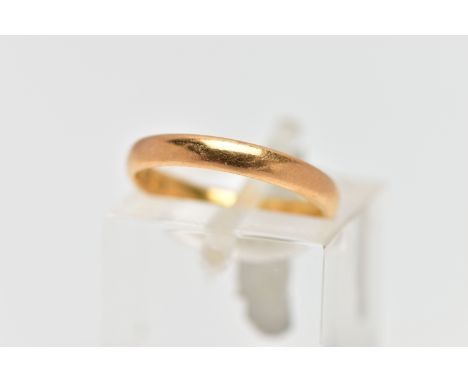 A 22CT GOLD BAND RING, plain polished thin gold band, approximate width 7.5mm, hallmarked 22ct London 1955, ring size G, appr