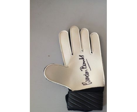 Gordon Banks, football Autographed Goalkeeping Glove, Umbro Green & Black - Signed In Black Marker. Good condition.  All sign