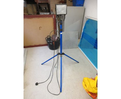 Industrial tripod lamp 