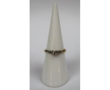 18ct gold diamond set ring - Size K 