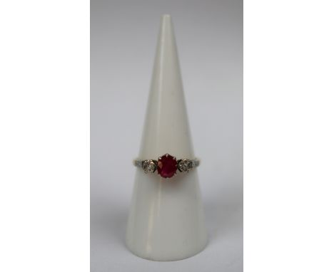 18ct gold diamond and ruby set ring - Size M 