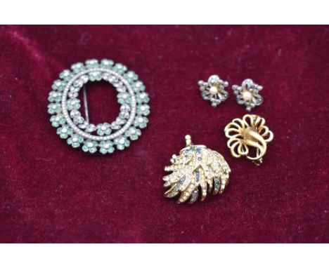 A small selection of costume jewellery including a Bijou brooch in form of hedghog, German rolled gold swirl brooch, silver a