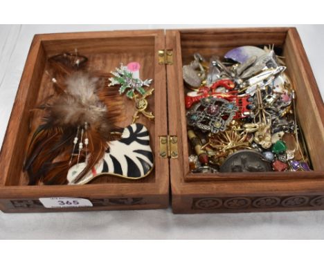 A carved wooden jewellery box containing a selection of costume brooches etc including dragonfly, butterfly, lobster etc