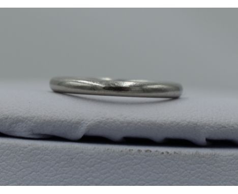 A white metal wedding band stamped platinum, size K/L &amp; 3.1g