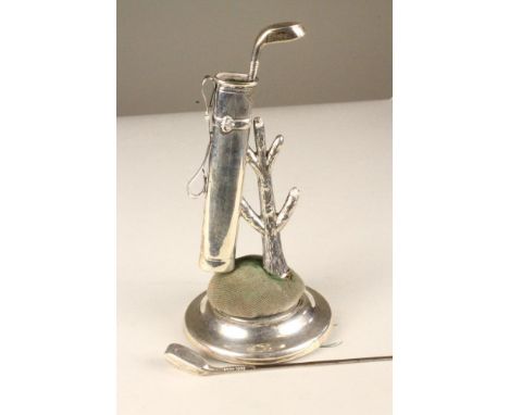 AN EDWARDIAN NOVELTY SILVER HAT PIN STAND, makers Crisford & Norris, Birmingham 1909, modelled as a golf bag and club leaning