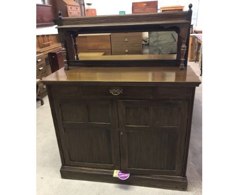 A vintage mahogany mirror backed chiffonier with single front drawer and two doors cupboard. complete with key. Approx. 107 x