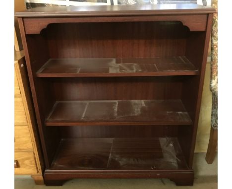 A modern mahogany coloured 3 shelf bookcase.  Approx. 84cm wide x 98cm tall.