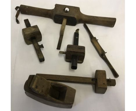 A collection of vintage wooden tools. Comprising; small block plane, grannies tooth, 2 Mortice gauges, marking gauge and spok