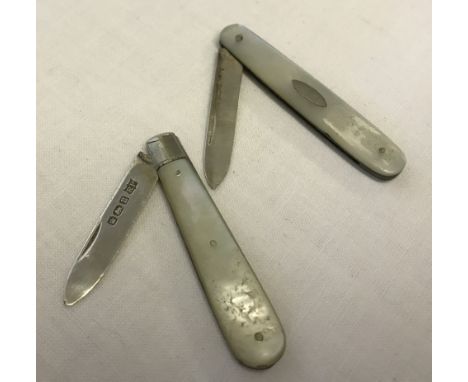 2 silver and mother of pearl handled fruit knives 1 with empty cartouche. Hallmarked Sheffield 1912 and 1931. 