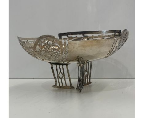Fine pierced silver art deco fruit bowl by walker and hall weight 390g 