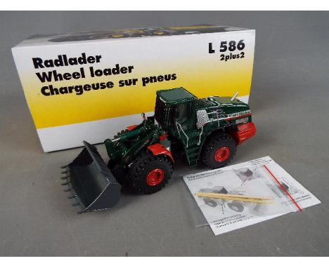 NZG - A boxed diecast 1:50 scale NZG #689 Liebherr L586 2 Plus 2 Radlader Wheel Loader. The model appears to be in Mint condi