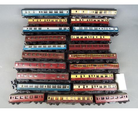 Triang, Lima, Hornby - An unboxed group of 20 items of OO gauge passenger coaches. Lot includes Lima InterCity 1st Class Corr