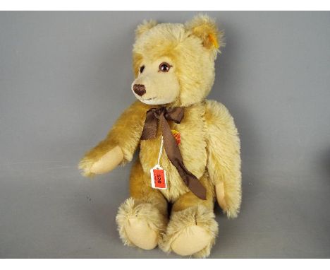 Steiff - an original Steiff Bear with growler, blonde 43 cm (high), button in ear with yellow tag, hand-stitched nose and cla