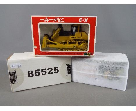 Diapet, Diecast Masters - Two boxed diecast 1:50 scale construction vehicles. Lot consists of Diecast Masters #85525 Caterpil