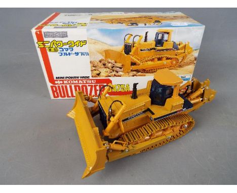 Shinsei - A boxed 1:50 scale Shinsei D475A Komatsu Bulldozer. The model appears to be in Near Mint condition with a few minor