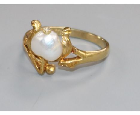 An early 20th century Art Nouveau 18ct gold and heart shaped baroque cultured? pearl set ring, size R/S.