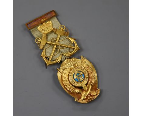 A cased Edwardian 18ct gold and enamel masonic jewel, 12.3cm.