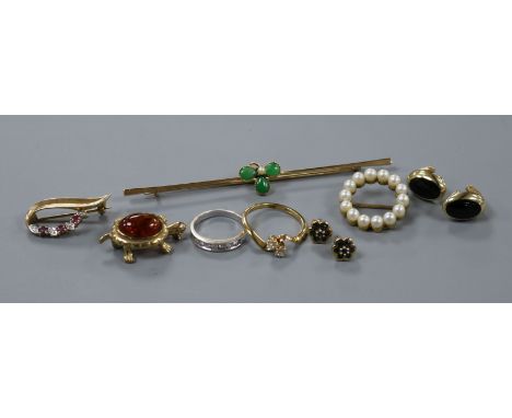 An 18ct gold and two stone diamond crossover ring and other mixed jewellery including bar brooch etc.