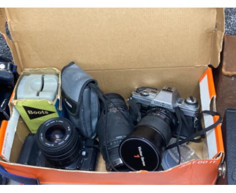 Box of miscellaneous cameras including 2x Minolta &amp; Canon etc 