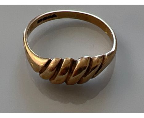 Ladies 9ct gold ring. 1.6g Size K1/2