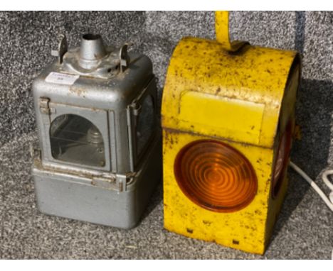 2 vintage lamps - Road light is electric 