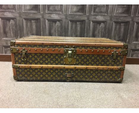 EARLY 20TH CENTURY LOUIS VUITTON TRAVEL TRUNK, the top mounted with brass plaque inscribed 'Linen &amp; Blankets', initialled