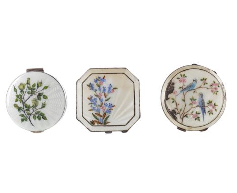 ENGINE TURNED SILVER AND GUILLOCHE ENAMEL SQUARE COMPACT,with canted corners, the hinged cover enamelled with a flowering pla