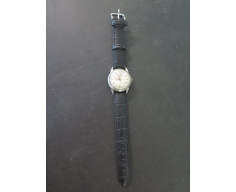 A Gent's manual wind wristwatch with calendar dial and date - Width 35mm 
Condition report: In working order, wear to case an