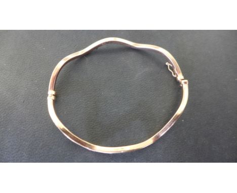 A 9ct gold rose gold bangle of wavy form - Weight approx. 4 gms 
Condition report: Good condition