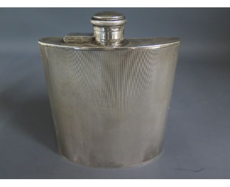 A silver hallmarked hip flask with engine turned decoration - Weight approx. 6 troy oz
Condition report: Light dents 