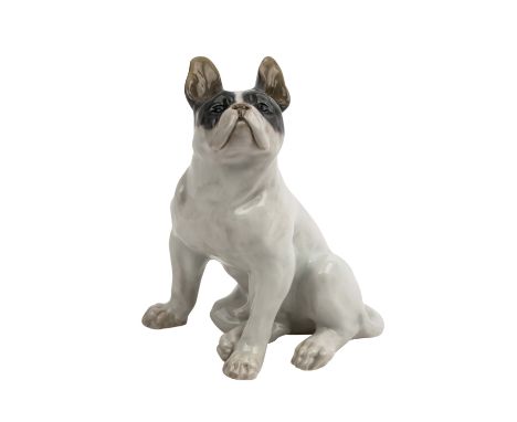 ROYAL COPENHAGEN 'Französische Bulldogge', 1. Hälfte 20. Jh. Weißporzellan partiell grau staffiert, sitzende Bulldogge, Entwu