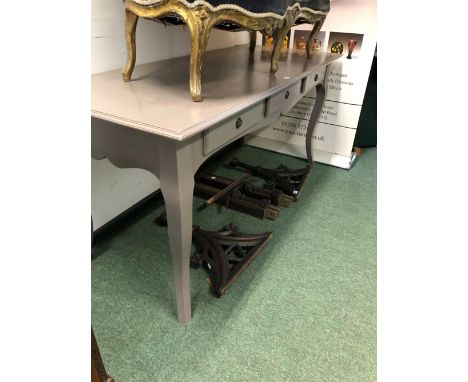 A FRENCH COUNTRY STYLE GREY PAINTED CONSOLE TABLE WITH THREE DRAWERS ABOVE THE CABRIOLE LEGS.&nbsp; &nbsp;W 170 x D 70 x H 77