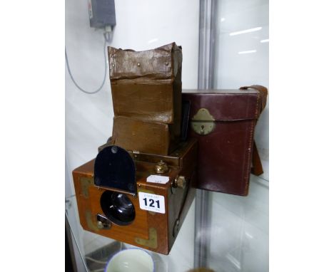 A VINTAGE MAHOGANY AND BRASS ENSIGN ROLL FILM TROPICAL REFLEX CAMERA. 