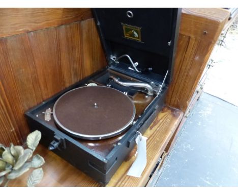 A HMV PORTABLE GRAMOPHONE MODEL 101, A LATE VERSION 1931, IN A BLACK CASE. 