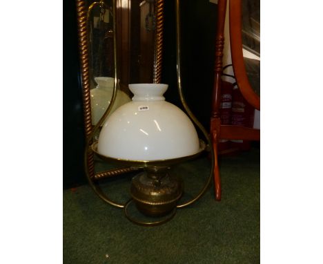 A VINTAGE HANGING OIL LAMP WITH GLASS SHADE. 