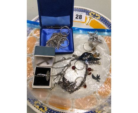 A COLLECTION OF SILVER AND AMBER JEWELLERY TOGETHER WITH A SIAM SILVER BROOCH AND RING, A SILVER MARCASITE RING, AND VARIOUS 