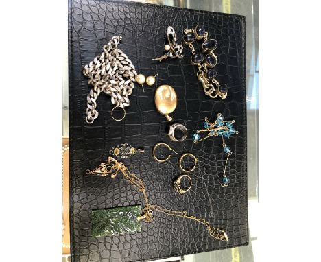 A VINTAGE CARVED JADE PANEL PENDANT, AN ART NOUVEAU PENDANT, A HEAVY SILVER CURB CHAIN, A 9ct GOLD SAPPHIRE AND DIAMOND CLUST