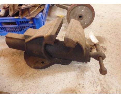 A Record heavy duty bench vice