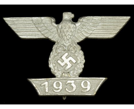 A 1939 Clasp to the Iron Cross First Class 1914. A rare 1st Pattern example, with scalloped edges to the ‘1939’ date box. Bel