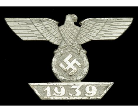 A 1939 Clasp to the Iron Cross First Class 1914. Screw-back, by Deumer. 2nd pattern with straight edges to the ‘1939’ box. Un